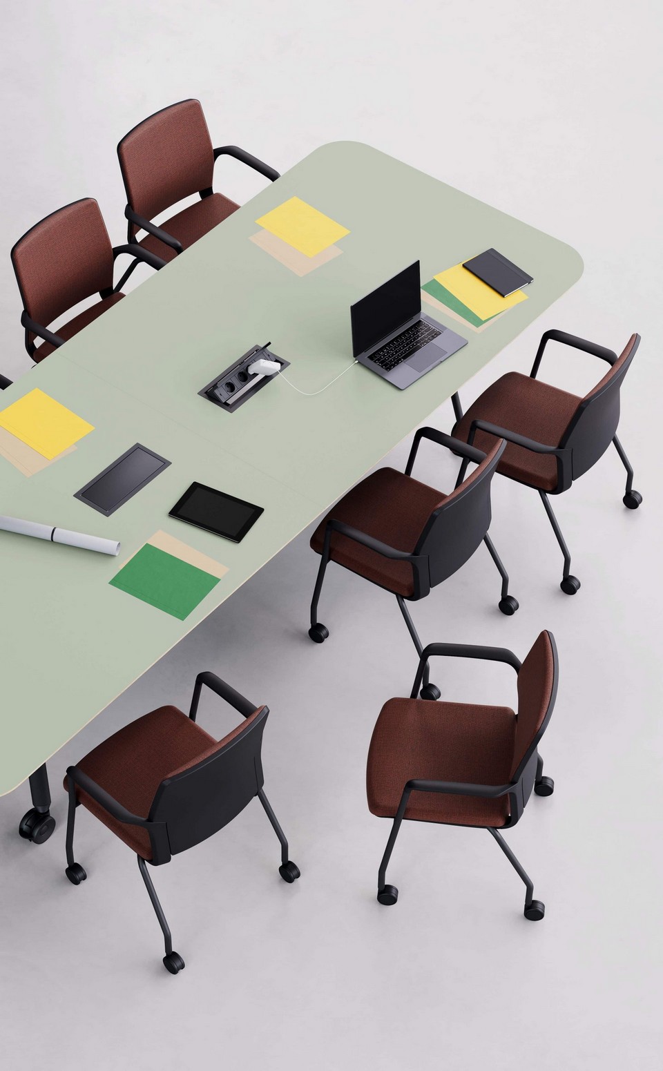 Grande table TT pour 12 personnes, avec plateau vert et alimentation intégrée, utilisée dans une salle de réunion modulaire et connectée