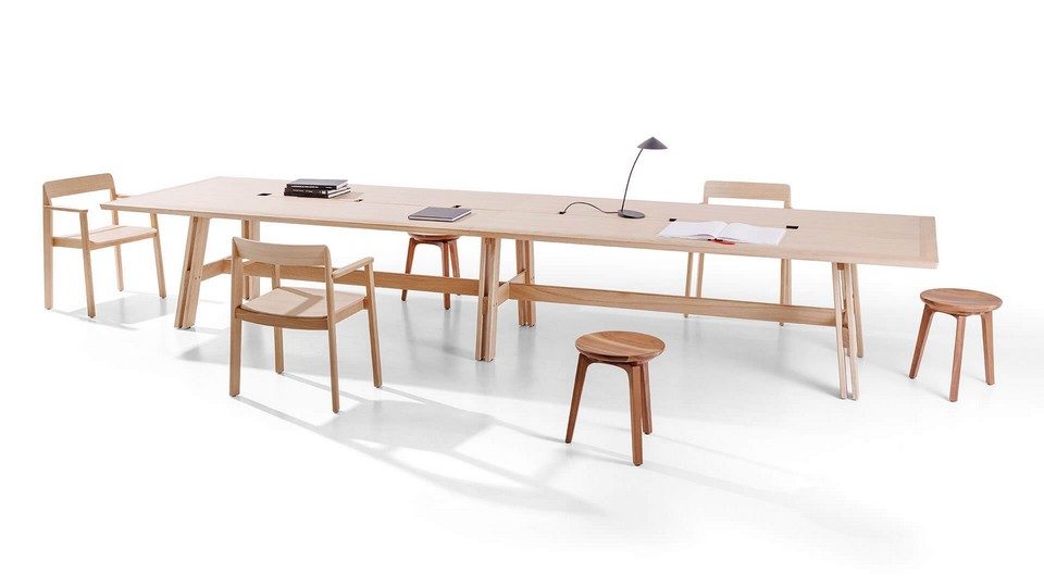 Table de réunion ZUEL grand format en bois massif, style ferme revisité avec top access intégré et assises coordonnées en bois