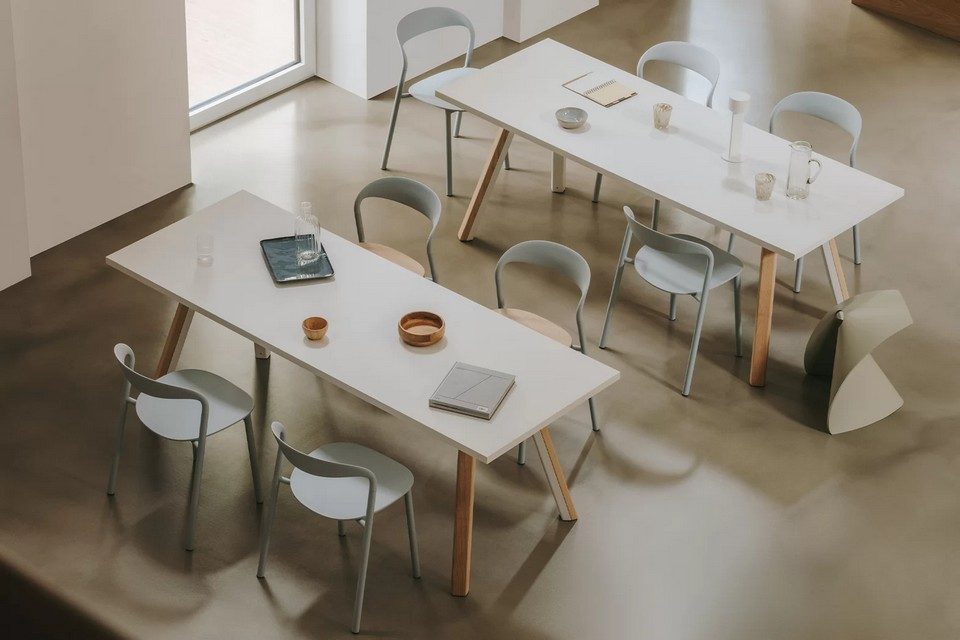 Deux grandes tables de coworking rectangulaires blanches ORI avec piétement en bois et chaises design dans un espace tertiaire moderne Wood Mobilier.