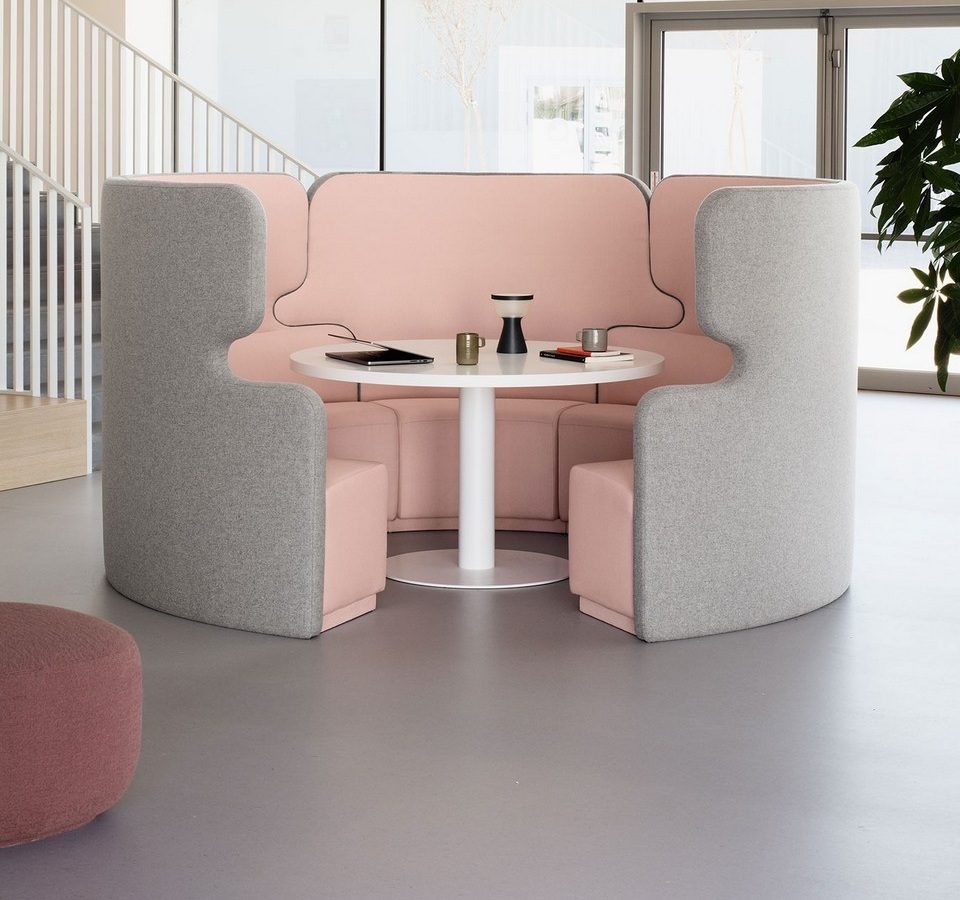 Box acoustique ouvert pour 4 personnes TALK composé de deux modules de canapés circulaires à dossier haut bicolore bleu et gris, disposés autour d'une table de réunion ronde blanche pour l'aménagement d'espaces collaboratifs tertiaires.