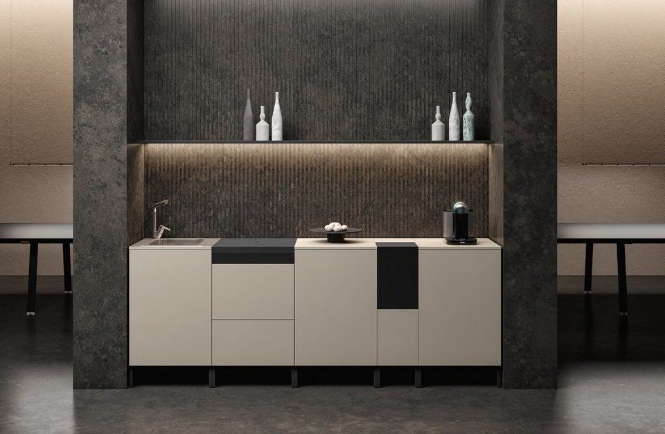 Grande kitchenette linéaire de bureau MAG en finition beige et noir avec évier intégré et machine à café dans un décor contemporain. Solution de cuisine d'entreprise modulable pour aménager un espace de pause ou une tisanerie design dans les locaux professionnels.
