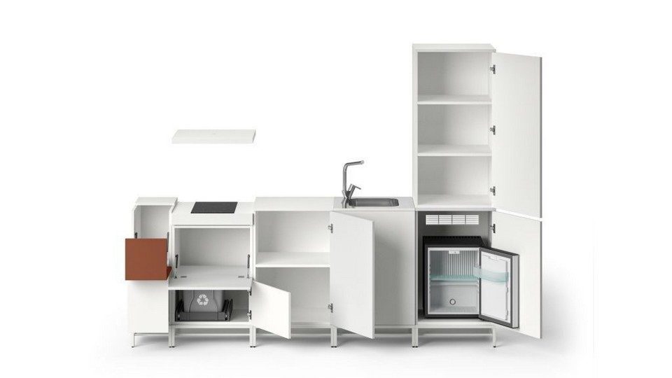 Cuisine de bureau linéaire et modulaire MAG présentée face ouverte sur fond blanc. Les différents caissons révèlent une plaque de cuisson, un bac de tri sélectif, un évier, des étagères de rangement et un mini-frigo intégré. Configuration complète de kitchenette d'entreprise pour l'aménagement d'espaces de pause tertiaires.