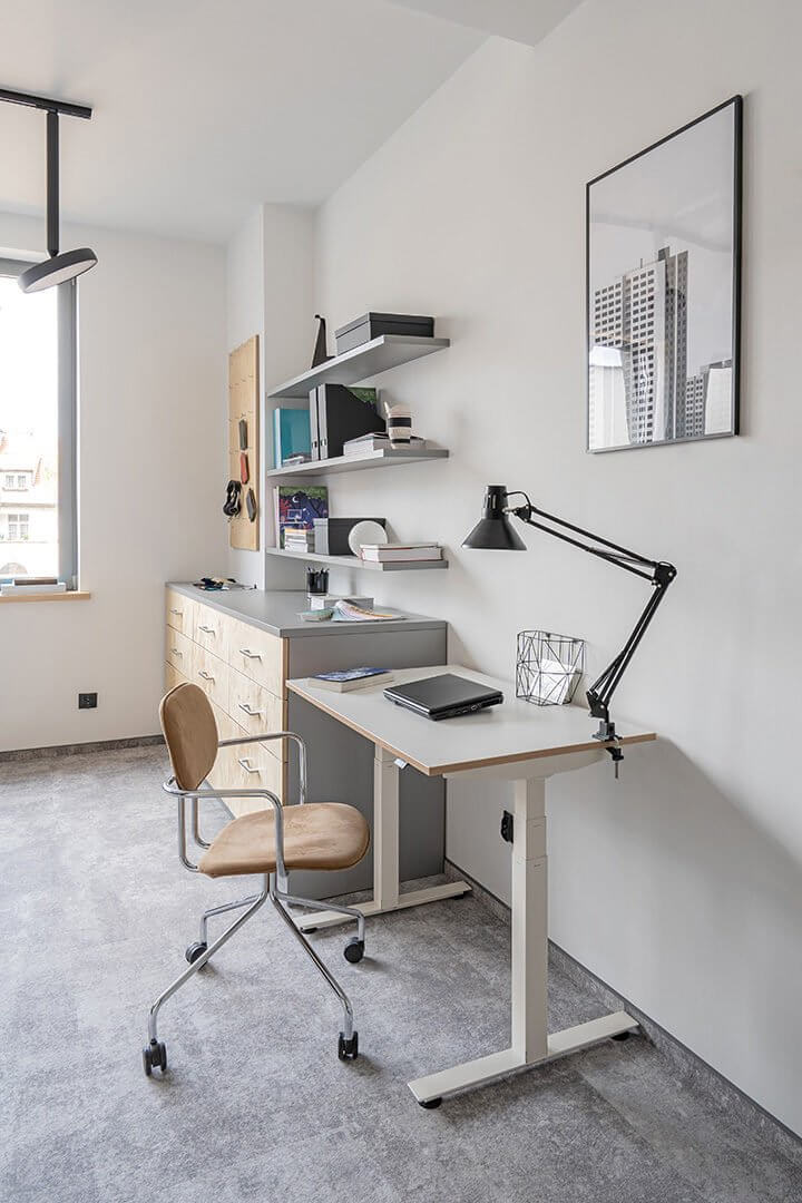 Bureau petit format pliable avec réglage en hauteur ergonomique.