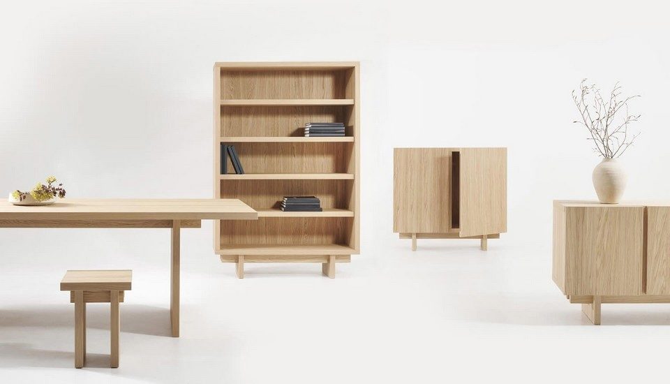 Ensemble de mobilier bureau ESSENCE en bois clair – table, tabouret, bibliothèque et buffet dans un style japonais minimaliste pour les espaces de direction