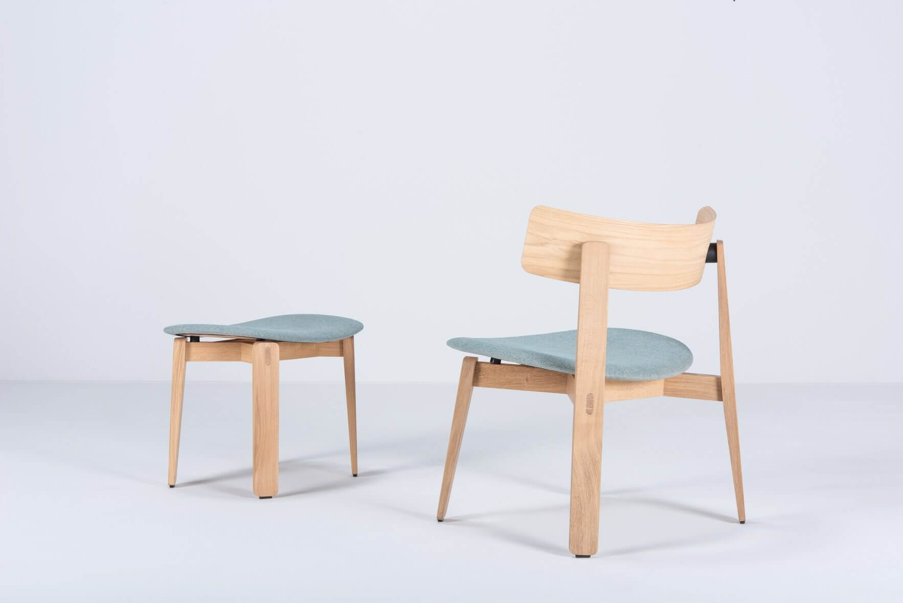 Tabouret design Loop, assise confortable en bois massif