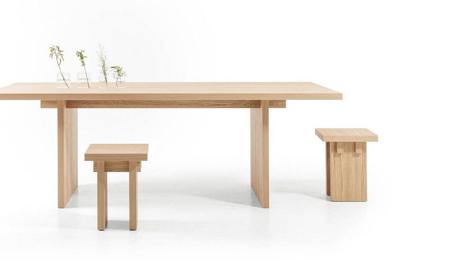 table de réunion ESSENCE avec tabourets en bois clair – mobilier direction style japonais
