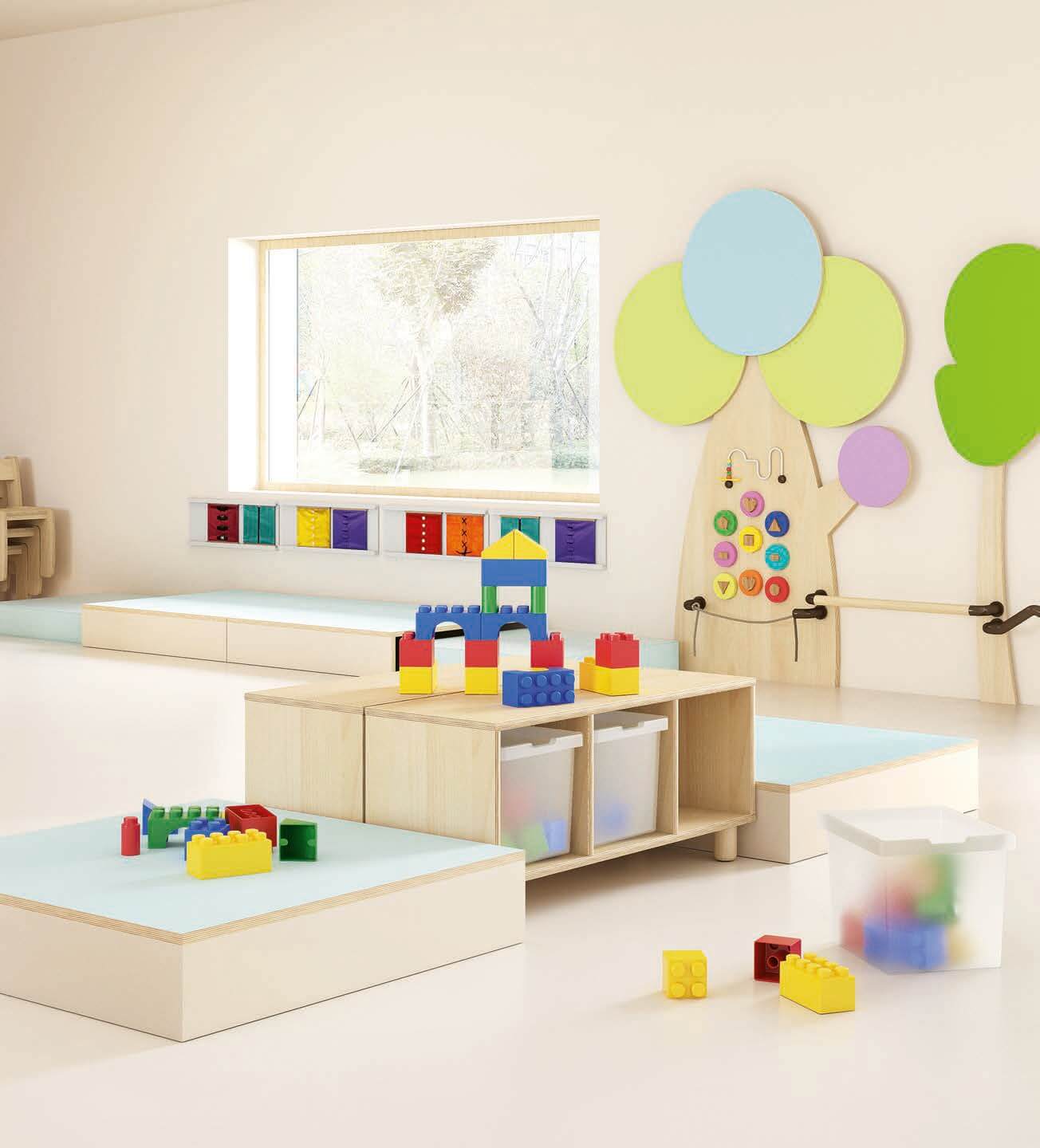 Aménagement d’une salle d’éveil en crèche avec mobilier en bois naturel et assises ergonomiques