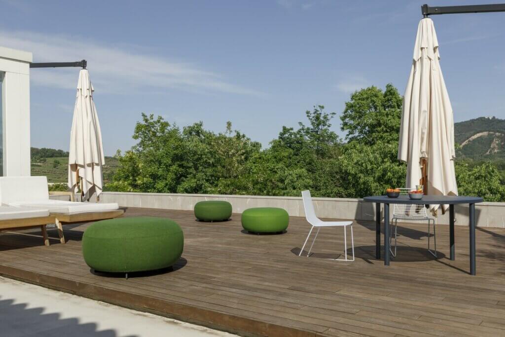 Mobilier de terrasse de bar et de restaurant CODE OUT.