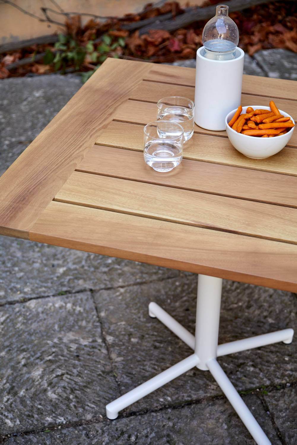 Table de terrasse avec plateau en bois IROKO