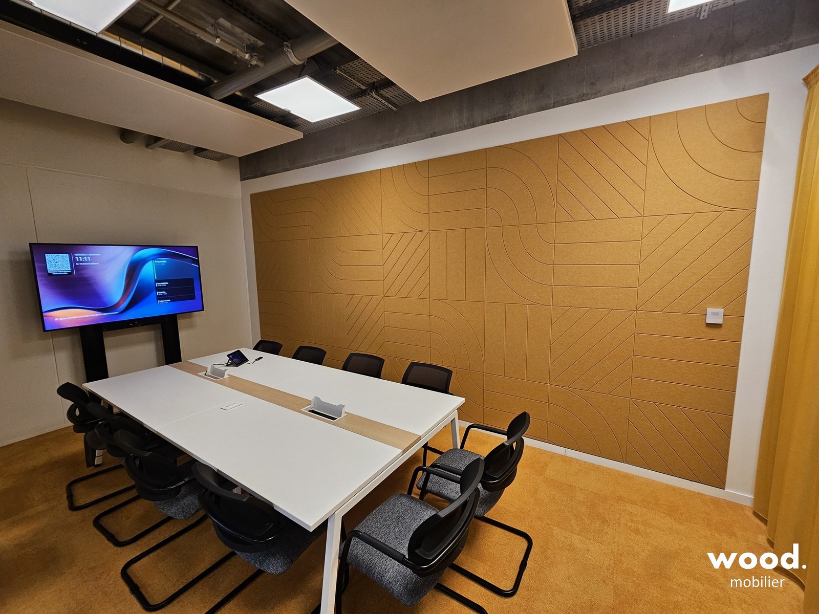 Mur acoustique jaune haute performance en fibres de PET recyclé pour l'insonorisation de bureaux professionnels.