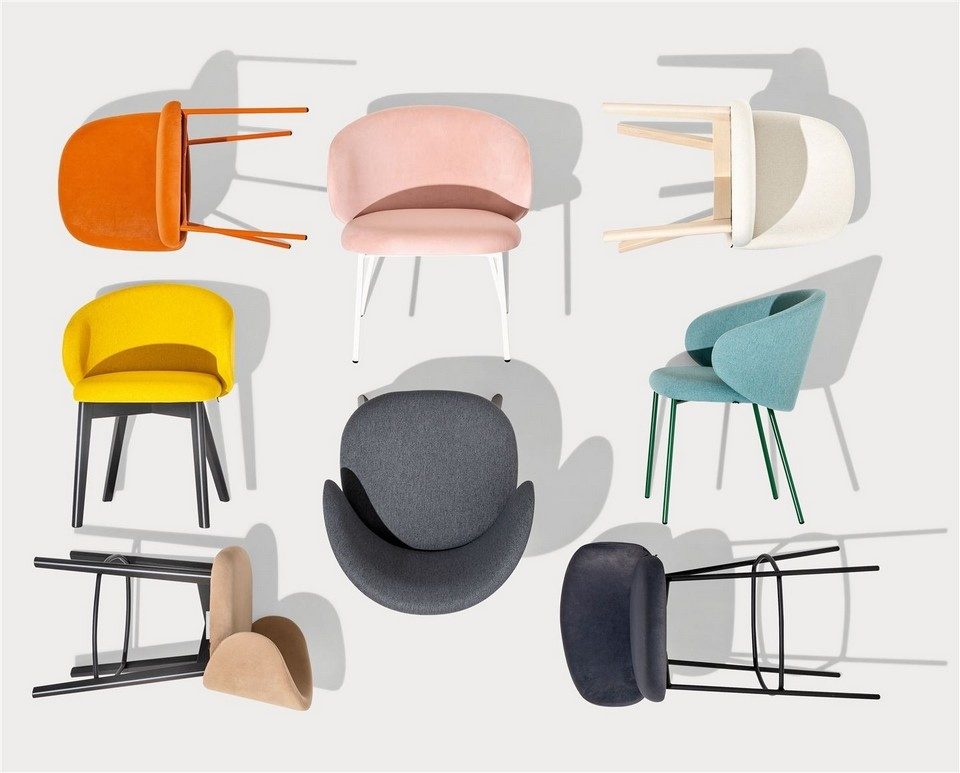 Vue de dessus de la collection TUKA illustrant la variété des coloris de tissus et des finitions de piètements pour l'aménagement de bureaux.