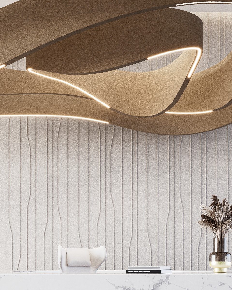 Suspension acoustique de plafond en feutre marron en forme de vagues avec rubans LED intégrés, installée au-dessus d'un panneau acoustique mural beige texturé à lignes organiques. Aménagement phonique mural et lumineux architectural pour l'isolation sonore haut de gamme de bureaux professionnels et d'espaces tertiaires.