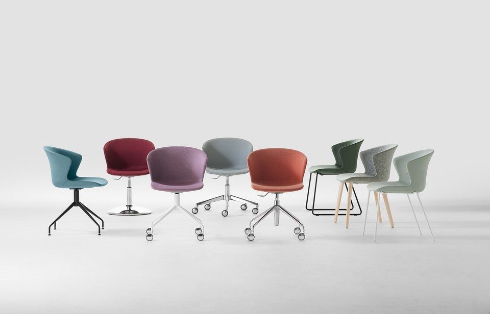 Présentation de la famille Kicca Plus avec ses différentes déclinaisons : piètement bois, luge, roulettes et base pivotante dans une variété de coloris textiles.