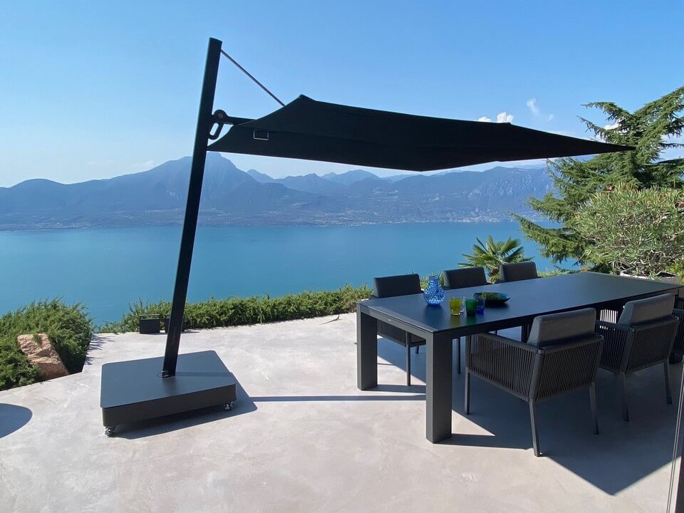 VERSA est un parasol durable, fonctionnel, design et facile à prendre en main, pour faciliter le quotidien des professionnels de la restauration