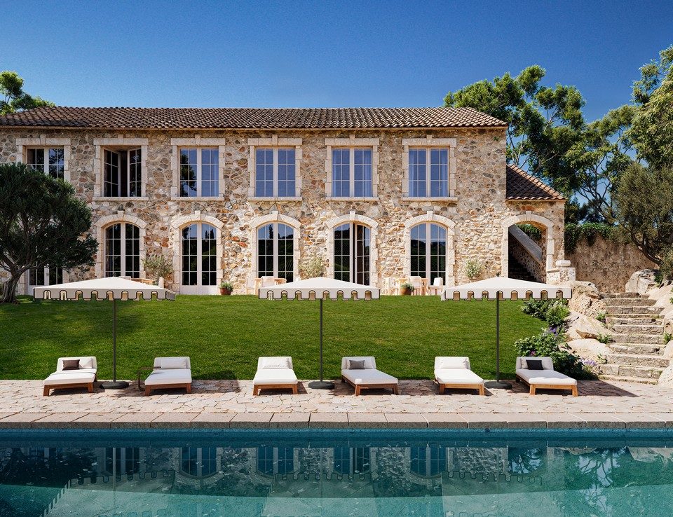 Aménagement d'un bord de piscine avec parasols NATA style Roman et bains de soleil pour un hôtel de luxe.