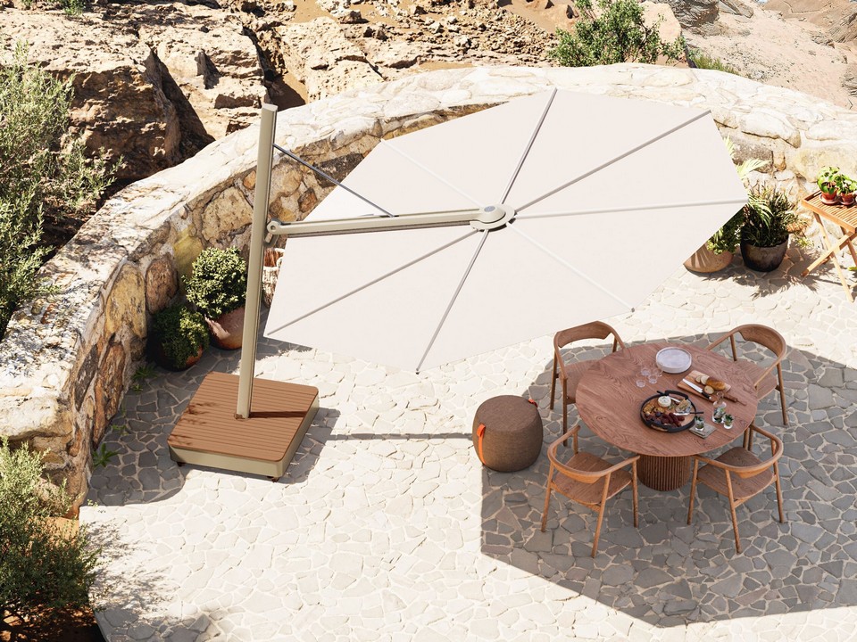 Mise en situation du parasol VERSA dans un environnement haut de gamme et ensoleillé
