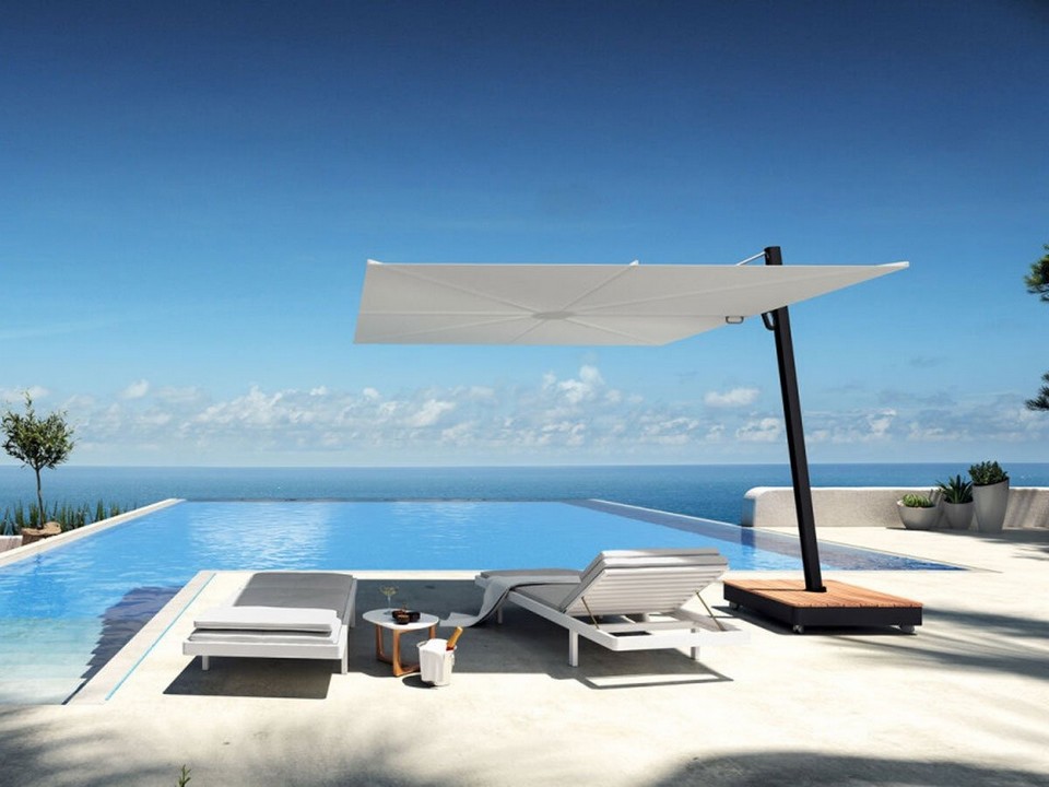 Parasol VERSA installé au bord de la piscine d'un hôtel de luxe