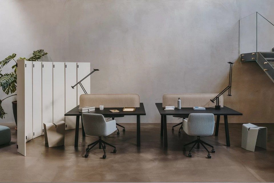 Cloisonnement amovible WOD en finition blanche séparant des bureaux bench pour offrir confidentialité et calme aux collaborateurs.