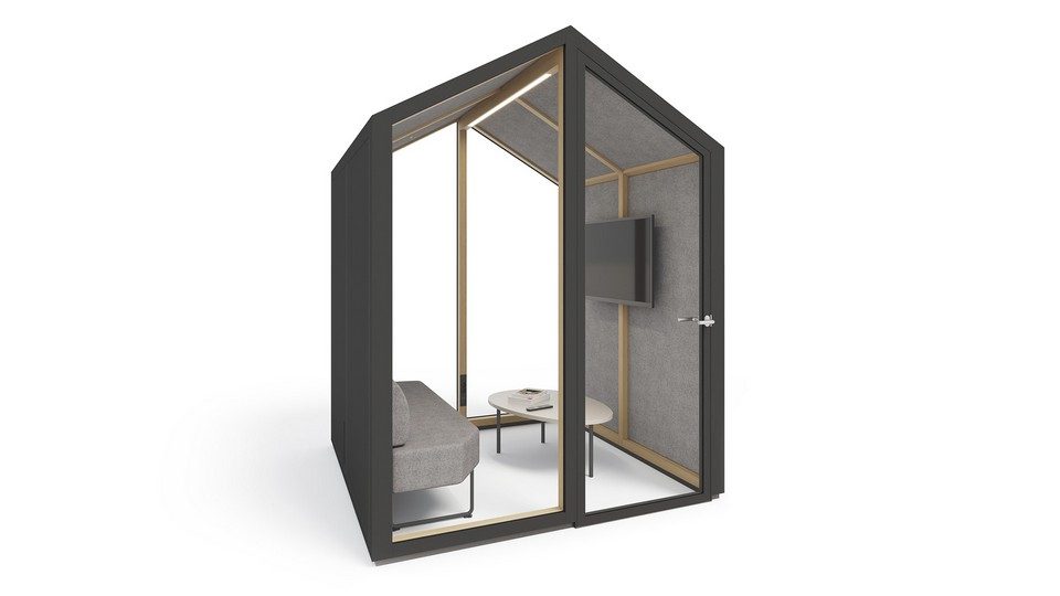 Packshot 3D sur fond blanc du pavillon de réunion compact EVA au format 2x2 avec toit en pointe, ossature anthracite et aménagement intérieur lounge intégrant une banquette et un écran.