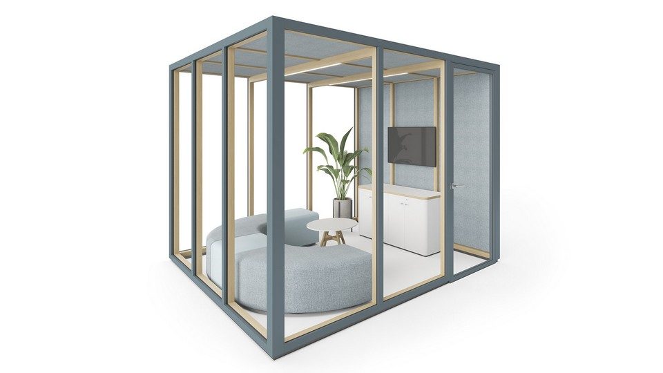 Packshot 3D sur fond blanc du pavillon de coworking EVA au format 3x3 à toit plat, structure bleu océan et profilés bois, équipé d'un canapé courbe et d'un écran multimédia.