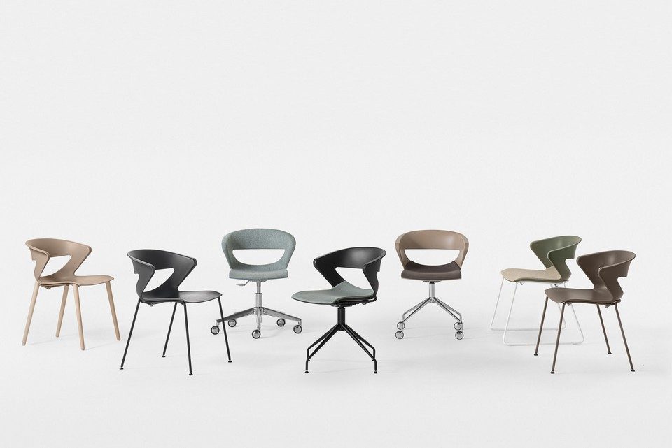 Panorama des différentes configurations de la chaise KICCA sur fond blanc, présentant les piètements bois, luge, quatre pieds métal et bases pivotantes avec divers coloris de coques.