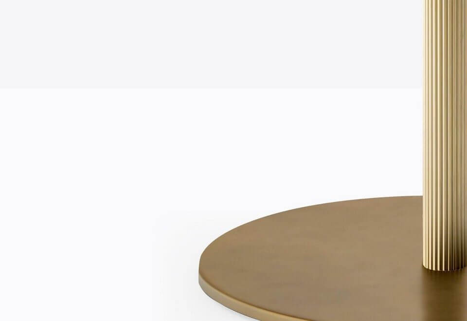 Table de restaurant design coloris métallisé type bronze, doré ou laiton