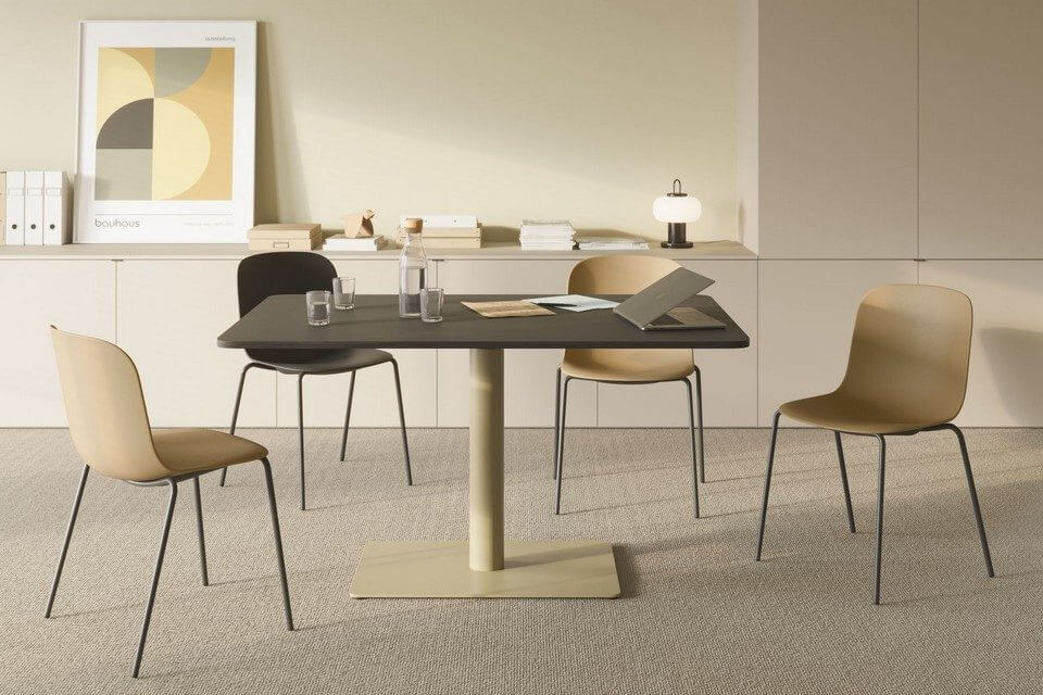 Piètement central en acier thermolaqué de la table ASKIP