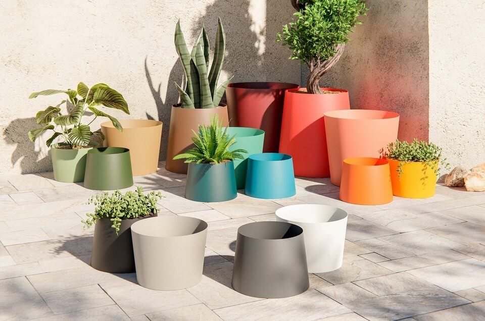 Bacs à plantes design et colorés pour les terrasses des hôtels et des restaurants