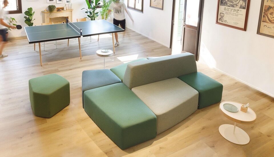 Banquette et poufs design STONE en forme libre, pour espaces d’attente ouverts