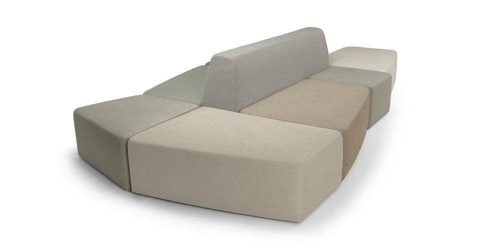 Pouf lounge modulaire STONE en configuration d’angle, assise matelassée ouverte accessible sur plusieurs côtés grâce à un dossier central