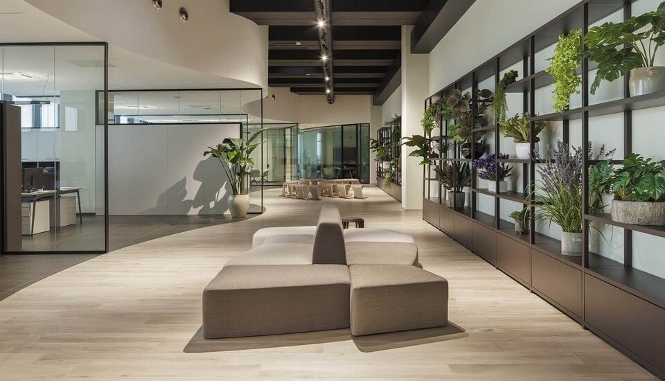 Îlot d’assise modulable STONE dans un open space végétalisé, configuration centrale