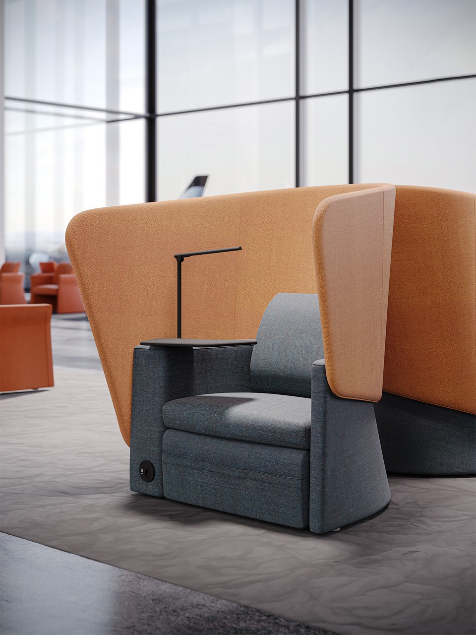 Mise en situation du fauteuil VIP SOLO dans un salon d'aéroport haut de gamme avec vue sur les pistes.