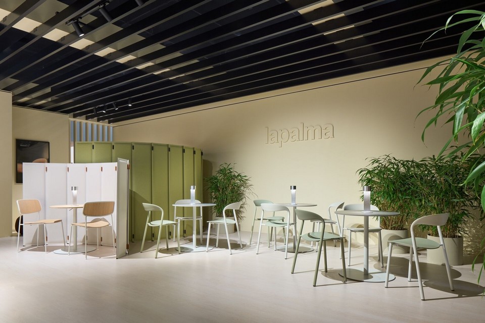 Aménagement d'un restaurant d'entreprise flexible avec le système WOD en bois : une cloison courbe qui délimite l'espace détente sans bloquer la lumière.