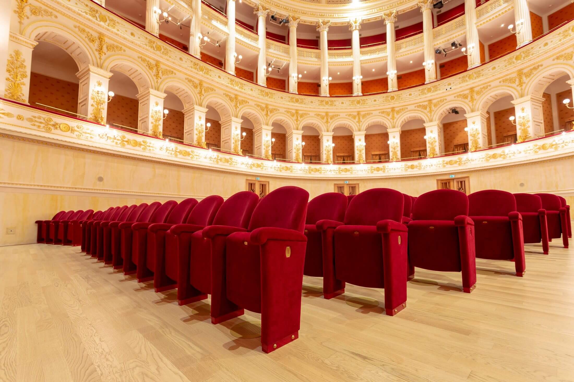 Aménagement de fauteuils pour un amphithéâtre.