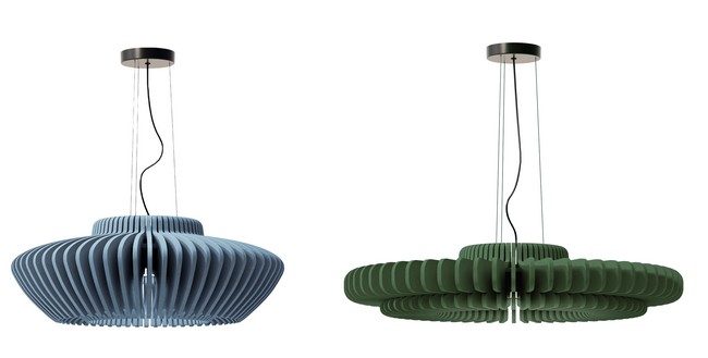 Deux déclinaisons de la suspension d’éclairage acoustique design RAYA présentées sur fond blanc : un modèle en dôme évasé bleu (coloris Deep Sea) et un modèle en disque plat à double niveau vert. Les diffuseurs sont constitués de lamelles verticales de feutre en PET recyclé pour assurer la correction phonique et l'insonorisation de bureaux ou d'espaces professionnels tertiaires.
