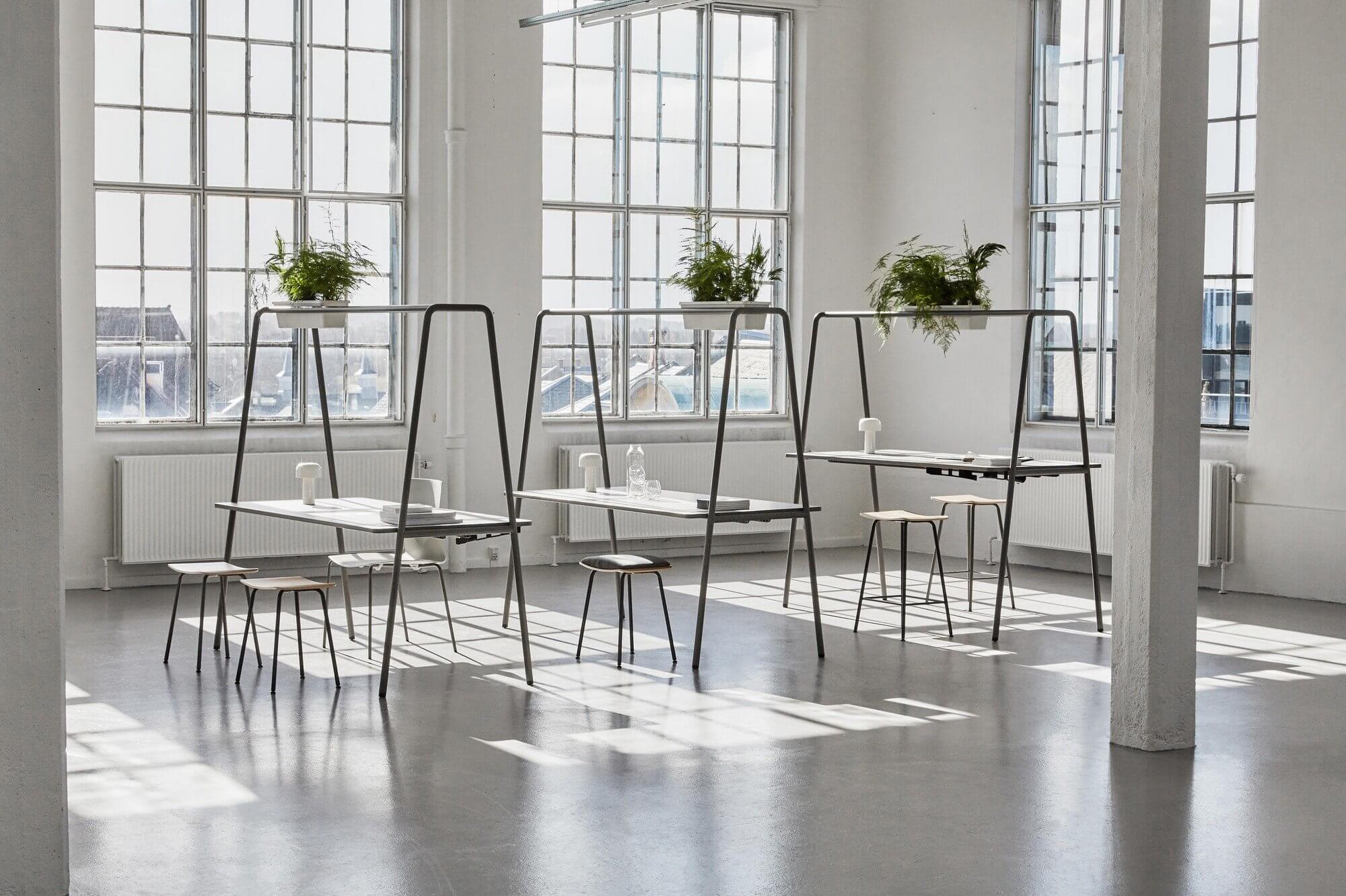 Table arche avec jardinière de plantes, pour les espaces de coworking.