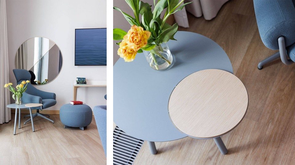 Table basse lounge CLOUD avec plateau magnétique en chêne clair et structure en acier bleu.