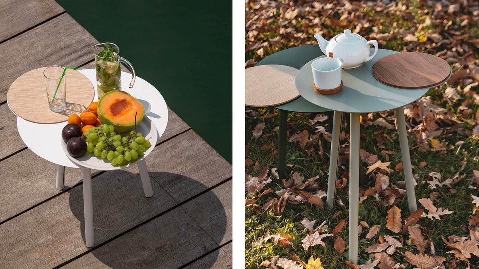 Tables basses lounge de terrasse CLOUD avec plateaux amovibles en bois, présentées en extérieur sur un ponton et dans l'herbe.