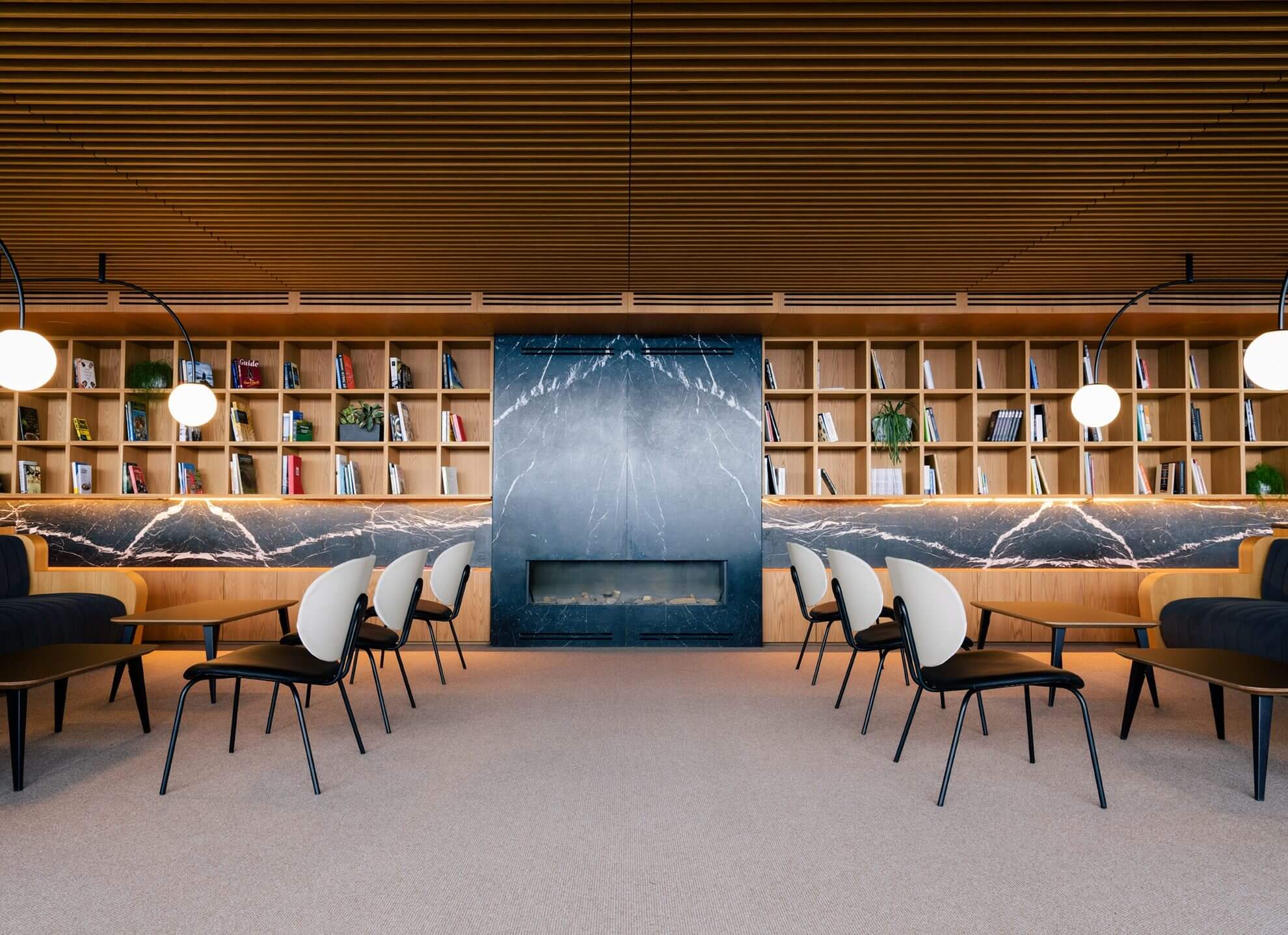 Table basse en bois BOB pour l'espace lounge des restaurants et des hôtels
