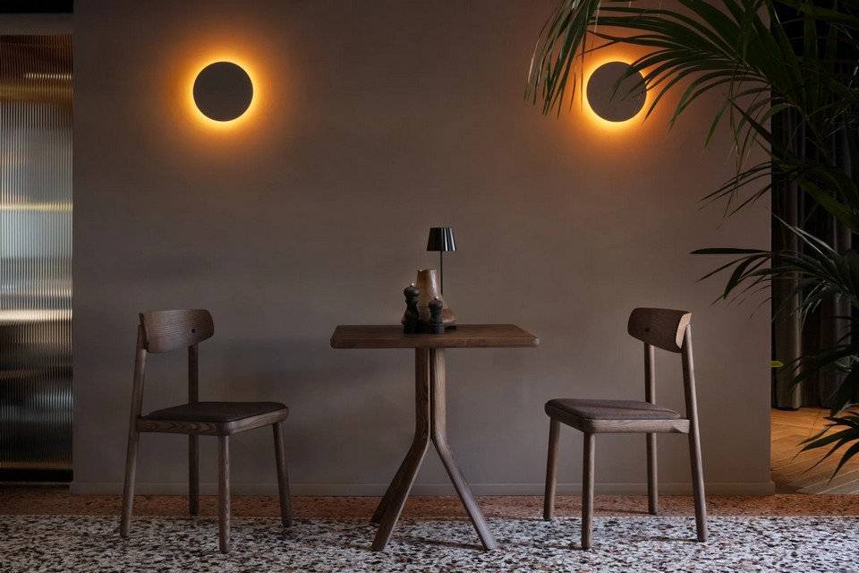 Table de restaurant carrée TREE en bois massif finition naturelle avec deux chaises design.