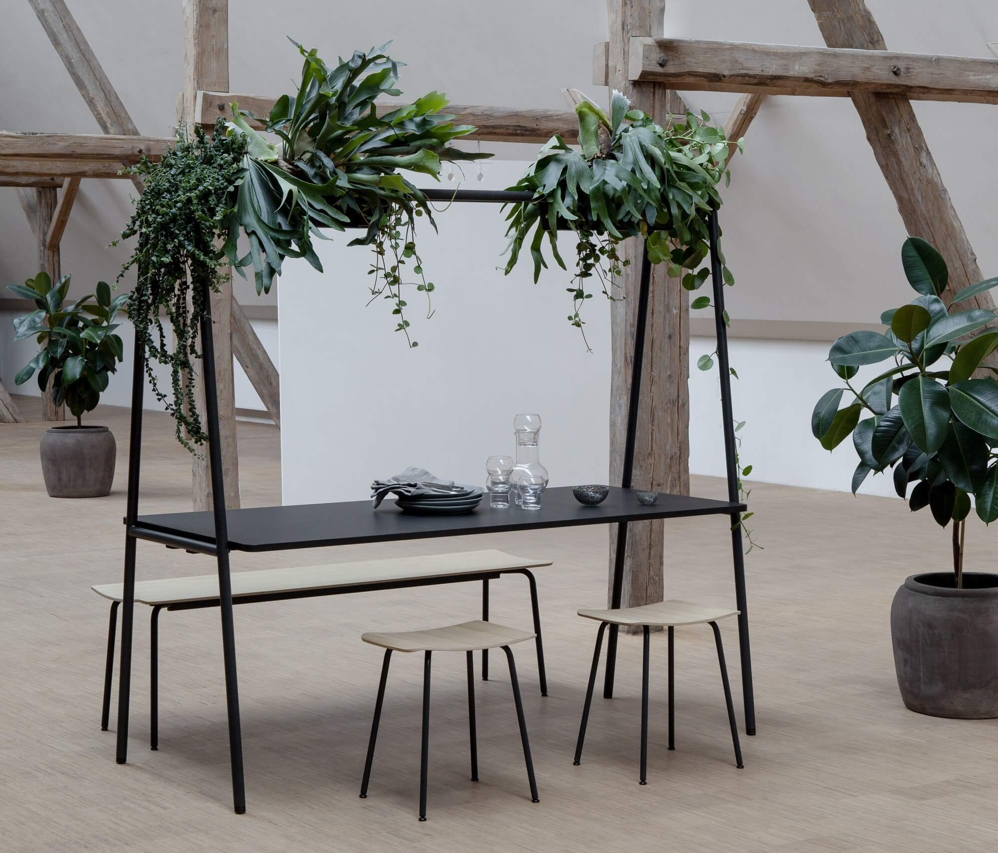 Mobilier de bureau avec jardinière de plantes ARCHE.