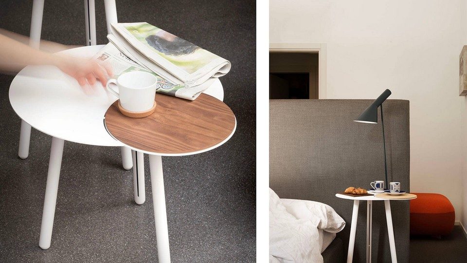 Table d'appoint CLOUD blanche configurée en table de chevet d'hôtel avec son plateau magnétique amovible en noyer.
