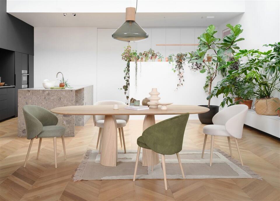 Grande table ovale en bois pour restaurant