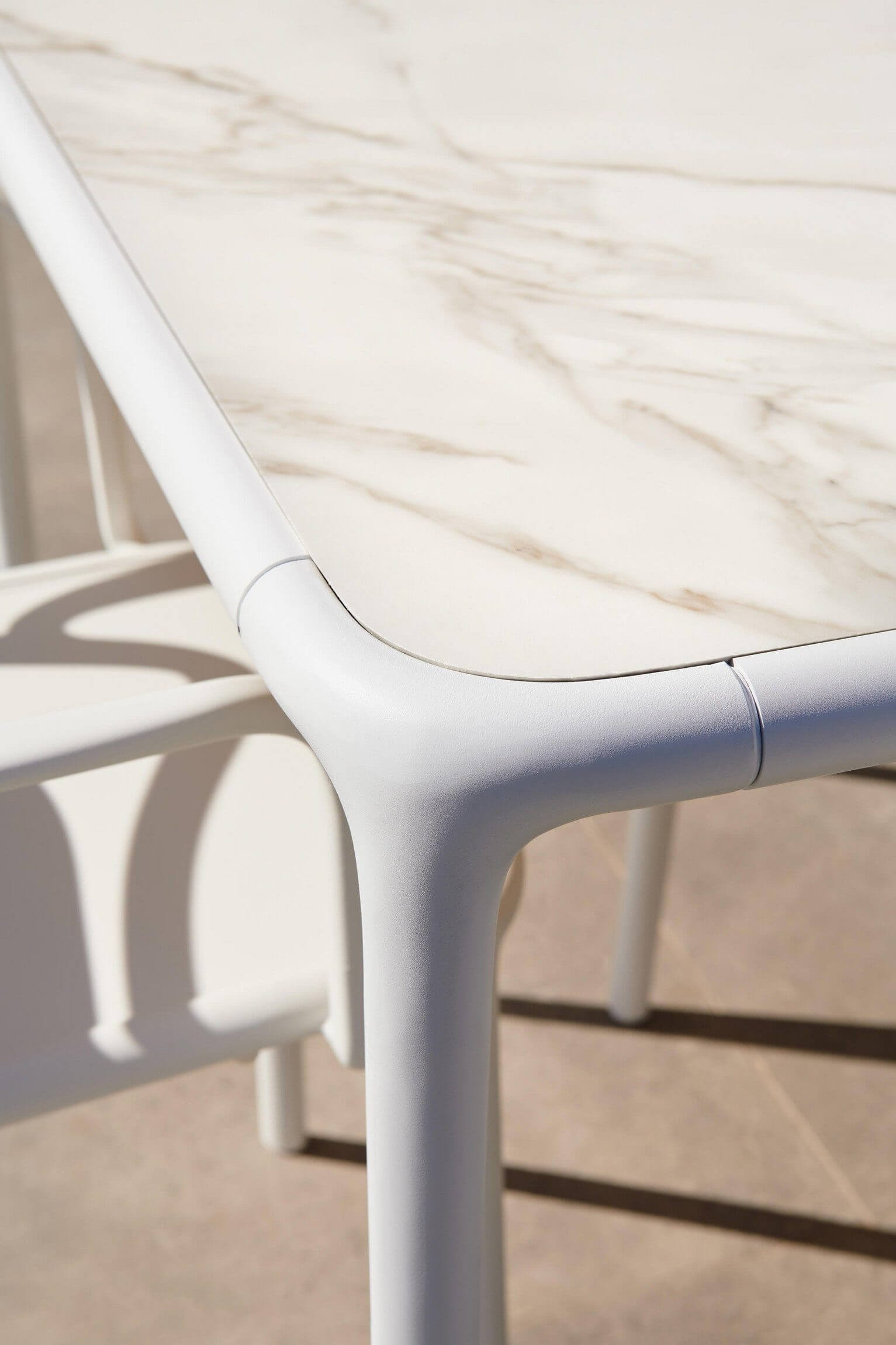 Table d'extérieur design en aluminium et céramique.