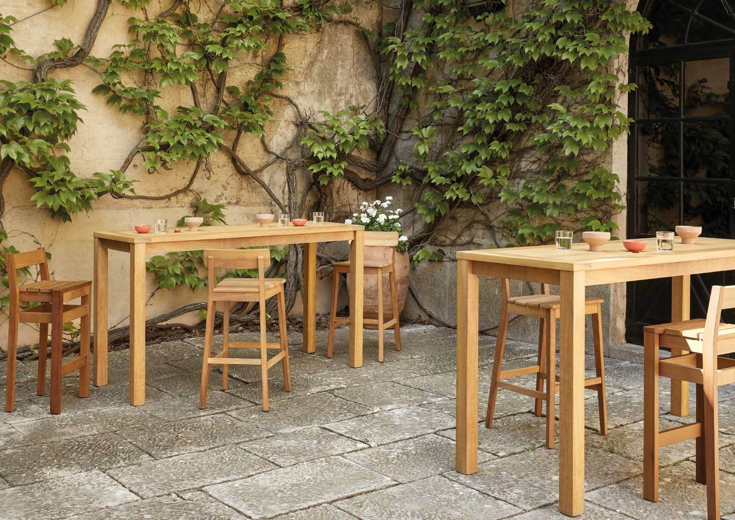 Table haute en bois pour terrasse de restaurant IROKO