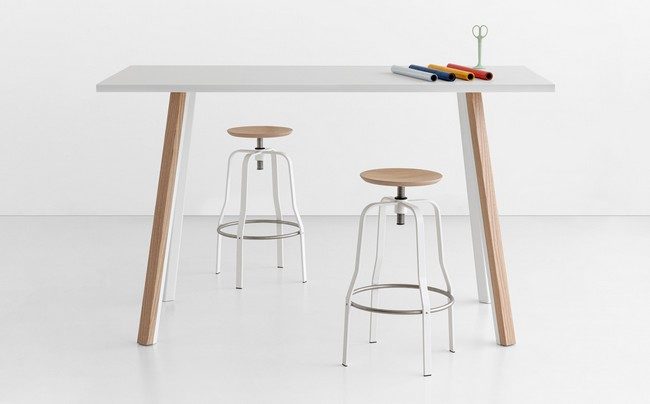 Table haute rectangulaire blanche ORI avec piétement en bois et deux tabourets de bar design pour espace de coworking Wood Mobilier.