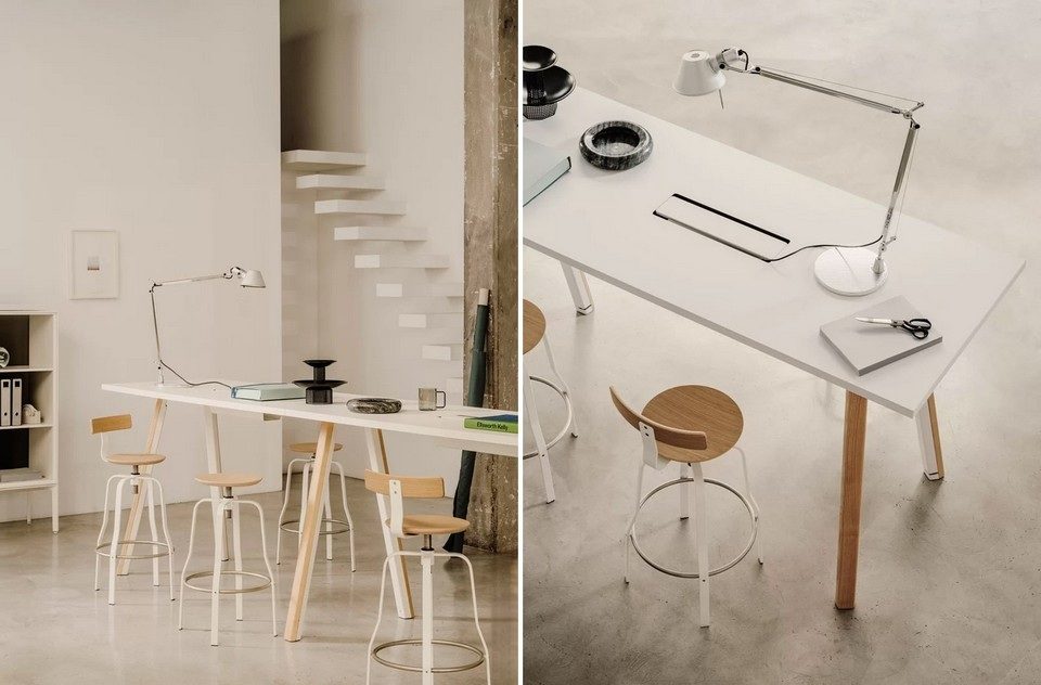 Table haute mange-debout blanche ORI avec électrification intégrée et tabourets en bois dans un espace de coworking Wood Mobilier.