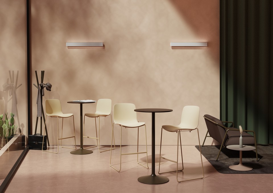 Version table haute mange-debout de la gamme BIG HORN avec structure en acier tulipe et plateau circulaire pour zone de pause.