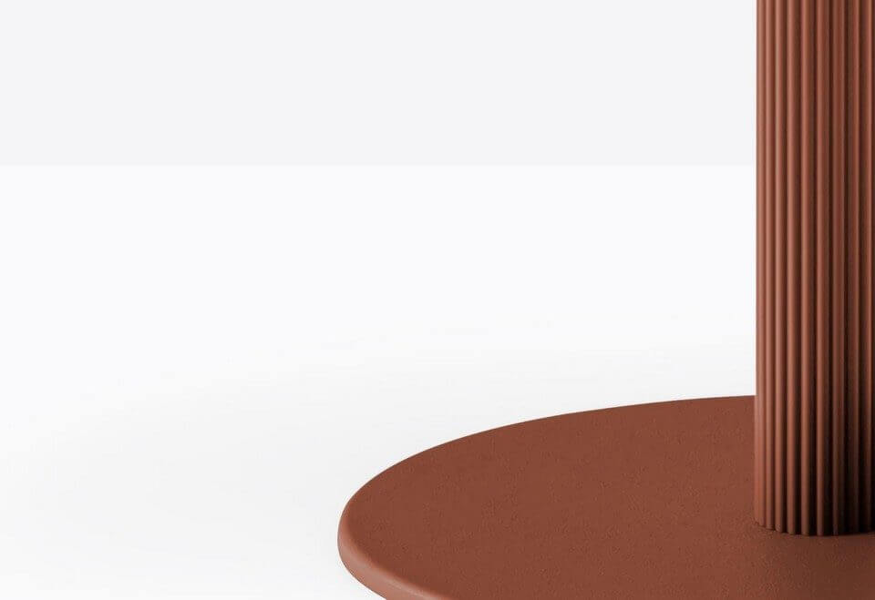 Table de restaurant avec colonne centrale design rainurée coloris rouge brique