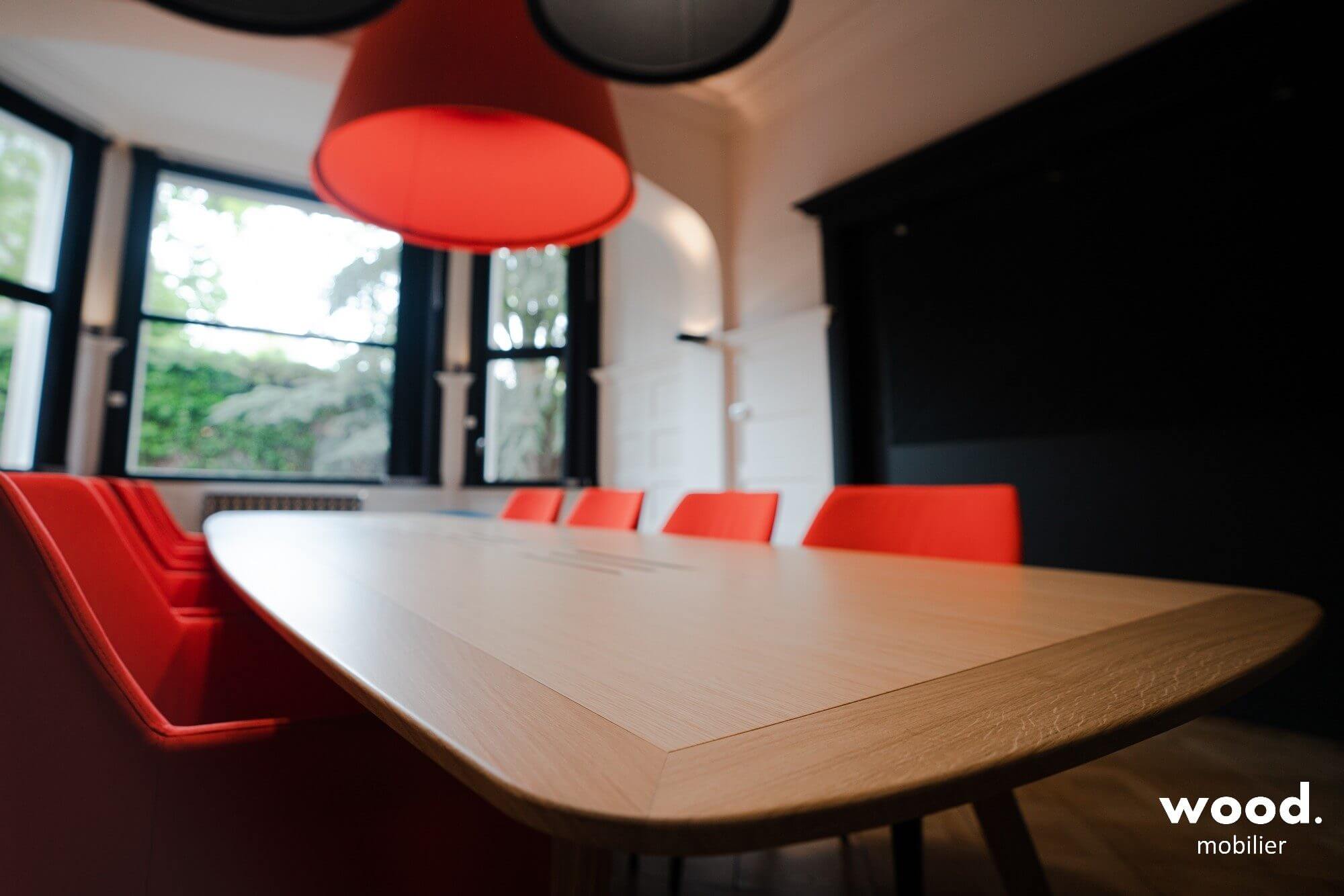 Table de réunion en bois massig WING avec solution acoustique